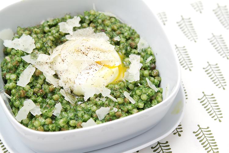 Kale pesto ve haşlanmış yumurta ile fregola